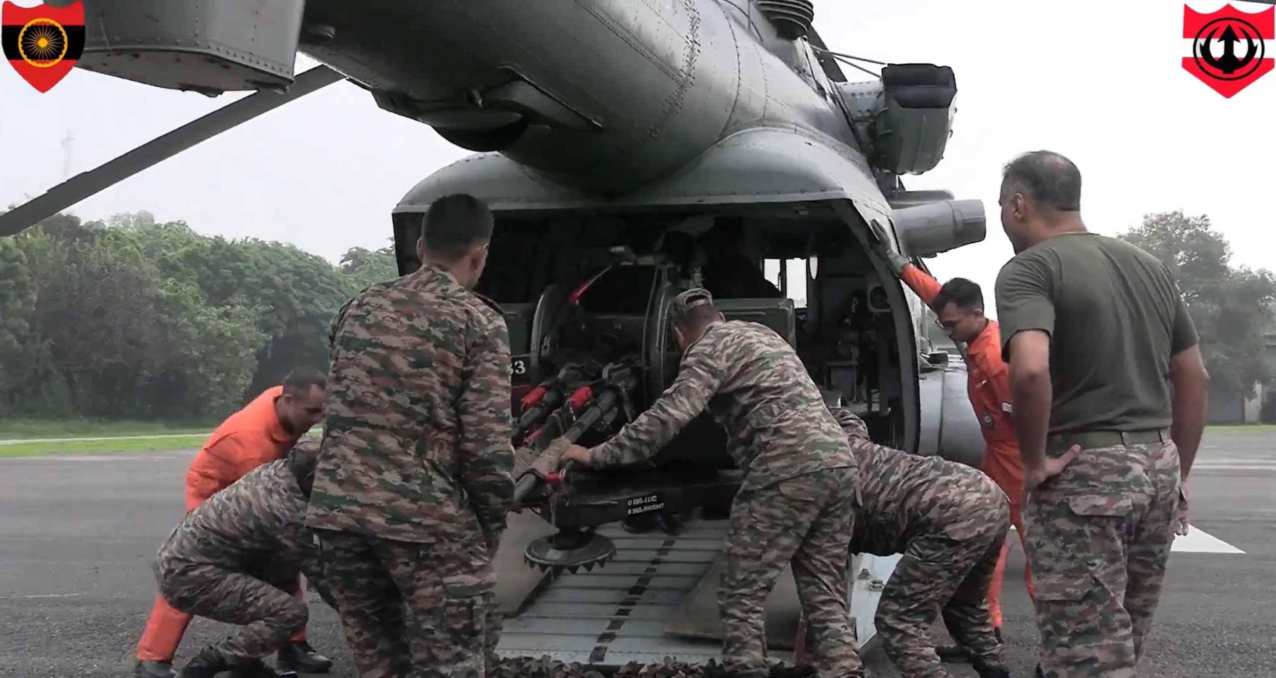 Loading a Zu-23-2 in a Mi-17.jpeg