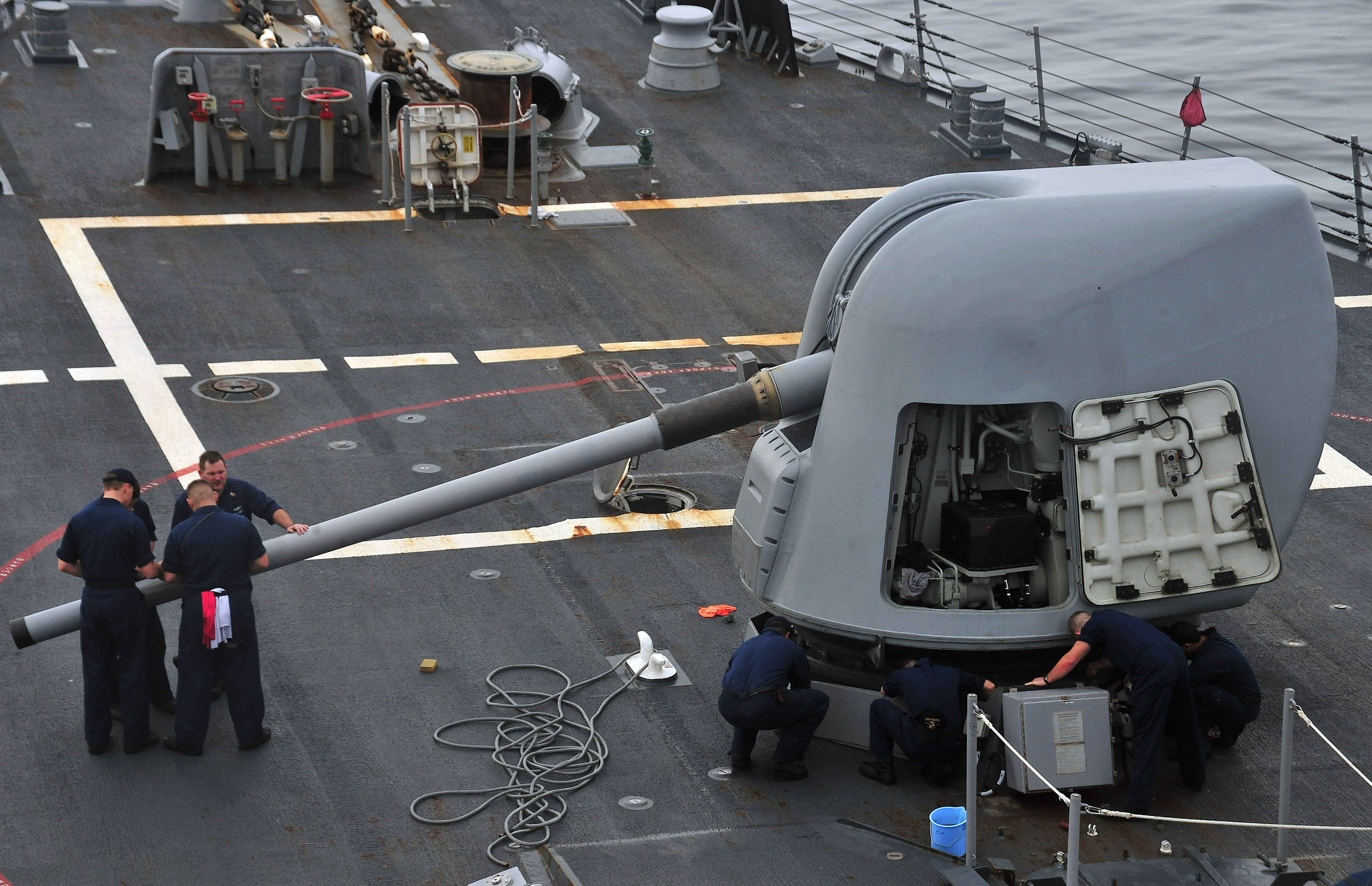 US_Navy_120124-N-OP638-043_Sailors_clean_the_MK-45_5-inch.54-caliber_lightweight_gun_during_an_all-hands_preservation_call.jpg