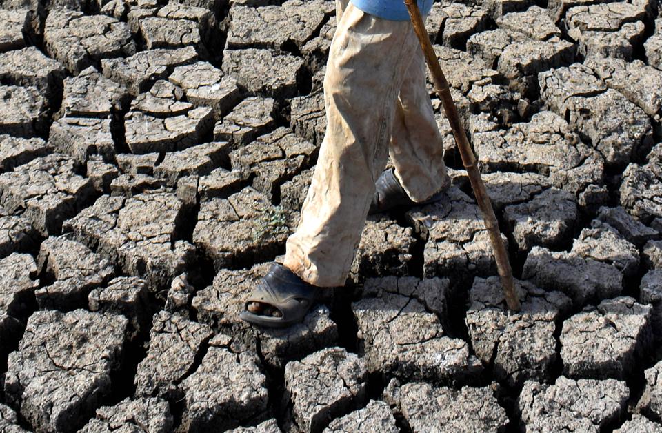 parched-bed-in-drought-affected-vena-dam_87d44544-bf83-11e9-8082-f72c40cec428.jpg