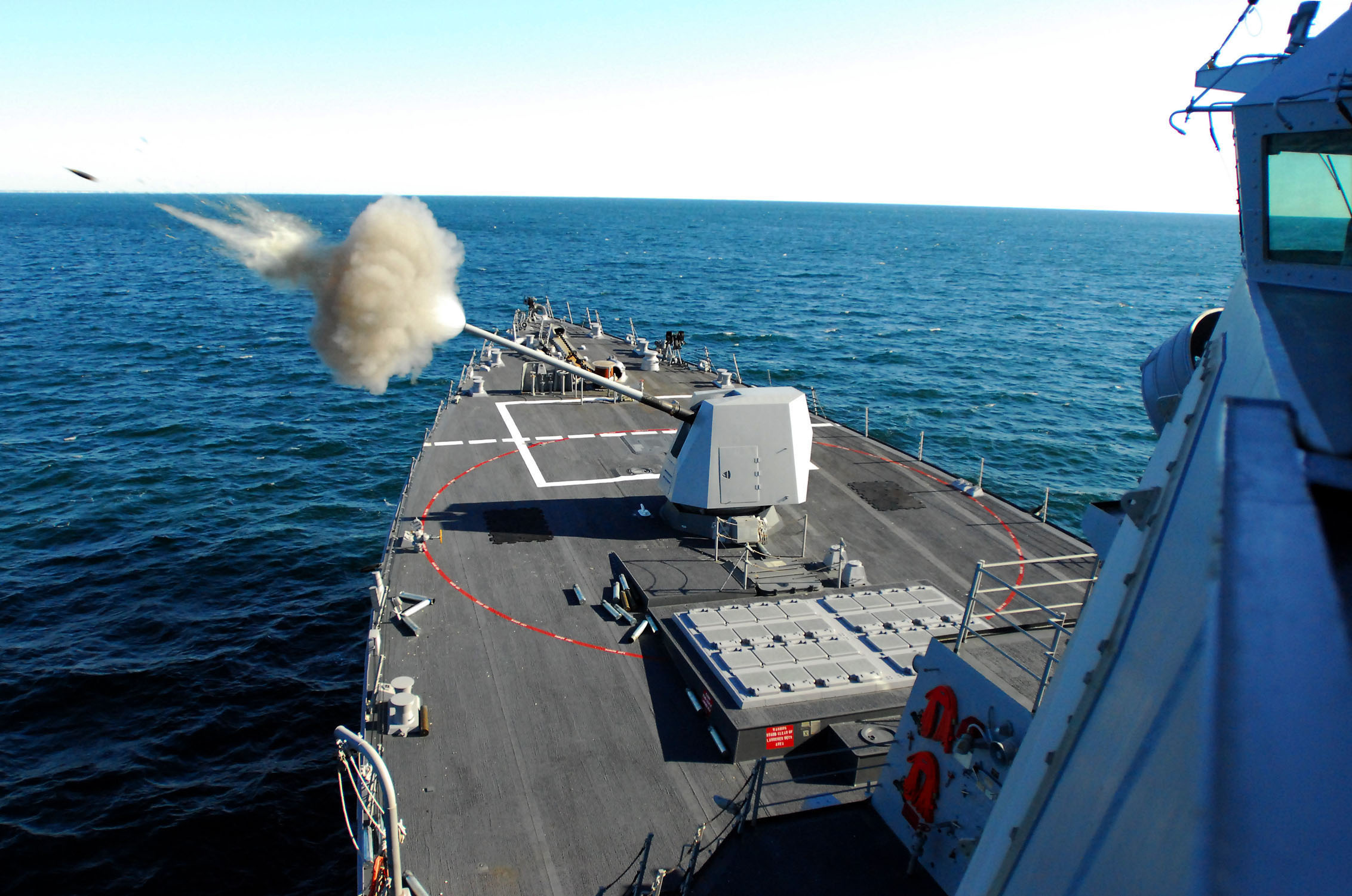 US_Navy_070111-N-4515N-509_Guided_missile_destroyer_USS_Forest_Sherman_%28DDG_98%29_test_fires_its_five-inch_gun_on_the_bow_of_the_ship_during_training.jpg