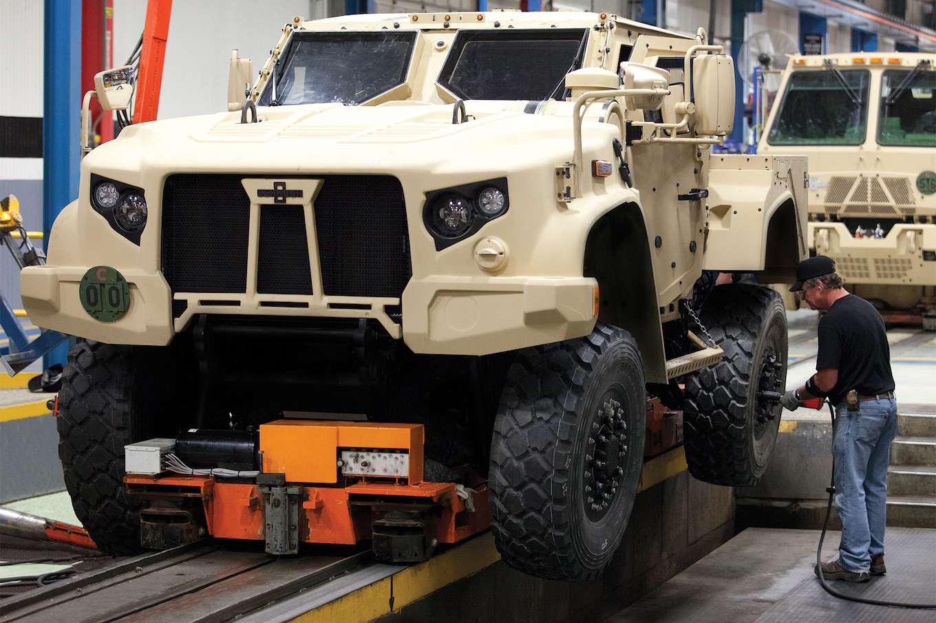 Oshkosh-JLTV-in-production-01.jpg