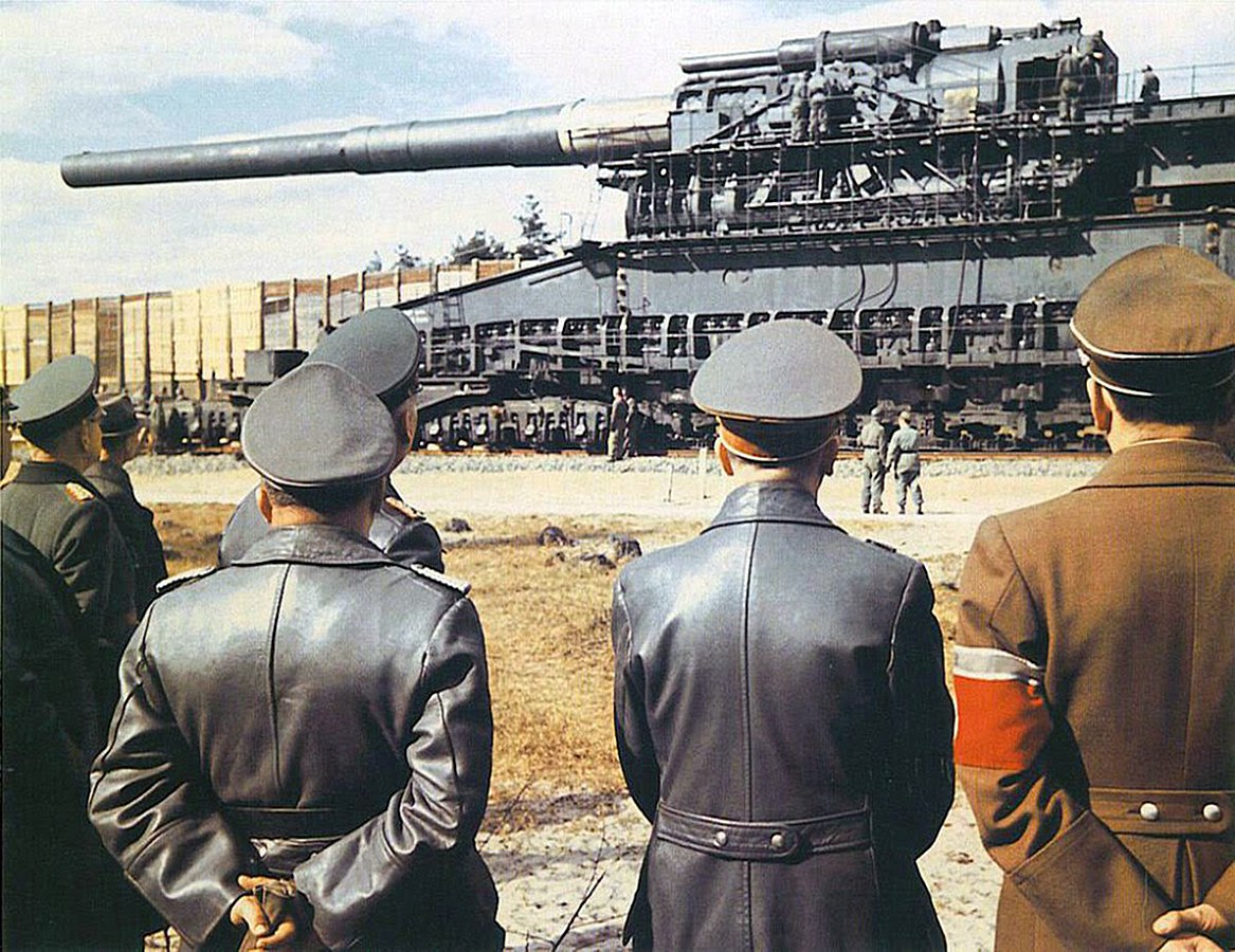 1167px-Hitler-gustav-railway-gun.jpg