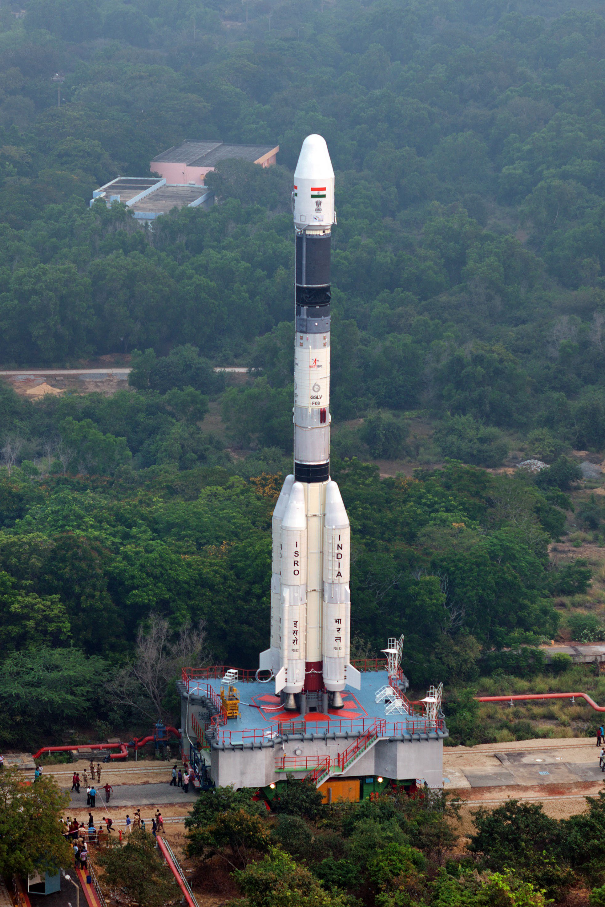 21-asideviewofgslv-f08onthemobilelaunchpedestalproceedingtowardstheumbilicaltower.jpg