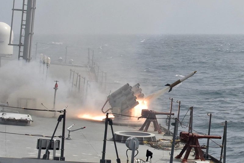 INS_Chennai_launching_a_Kavach_Rocket_from_the_Kavach_Chaff_Rocket_Launcher_manufactured_by_the_Ordnance_Factory_Board.jpg