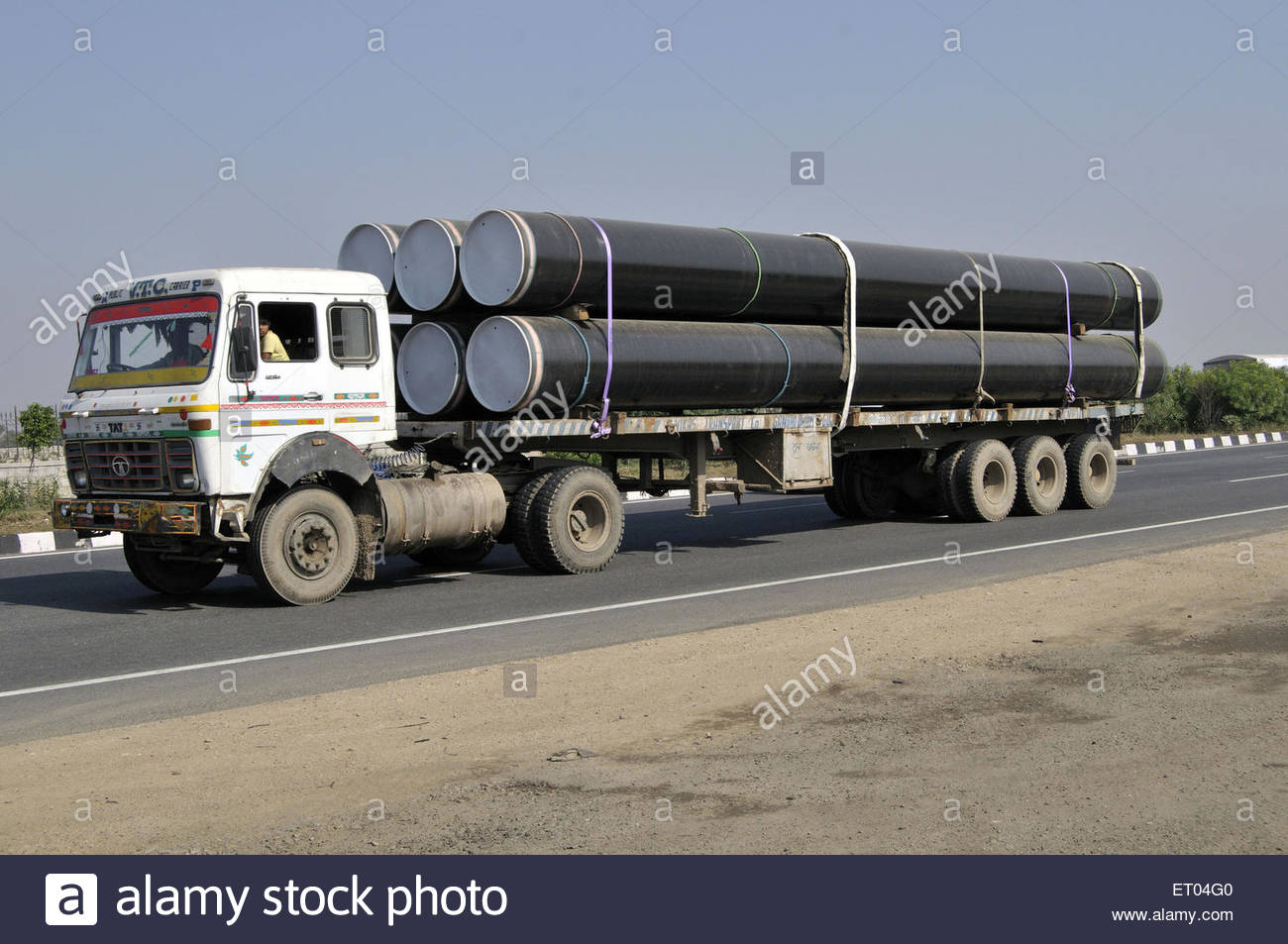 long-truck-carrying-pipes-at-delhi-india-ET04G0.jpg